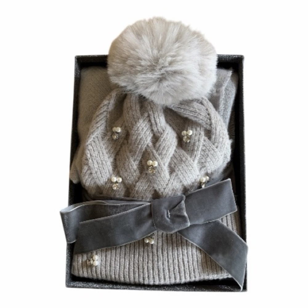 NWT Vince Camuto Gray Knit Hat and Scarf Set with Pom-Pom
